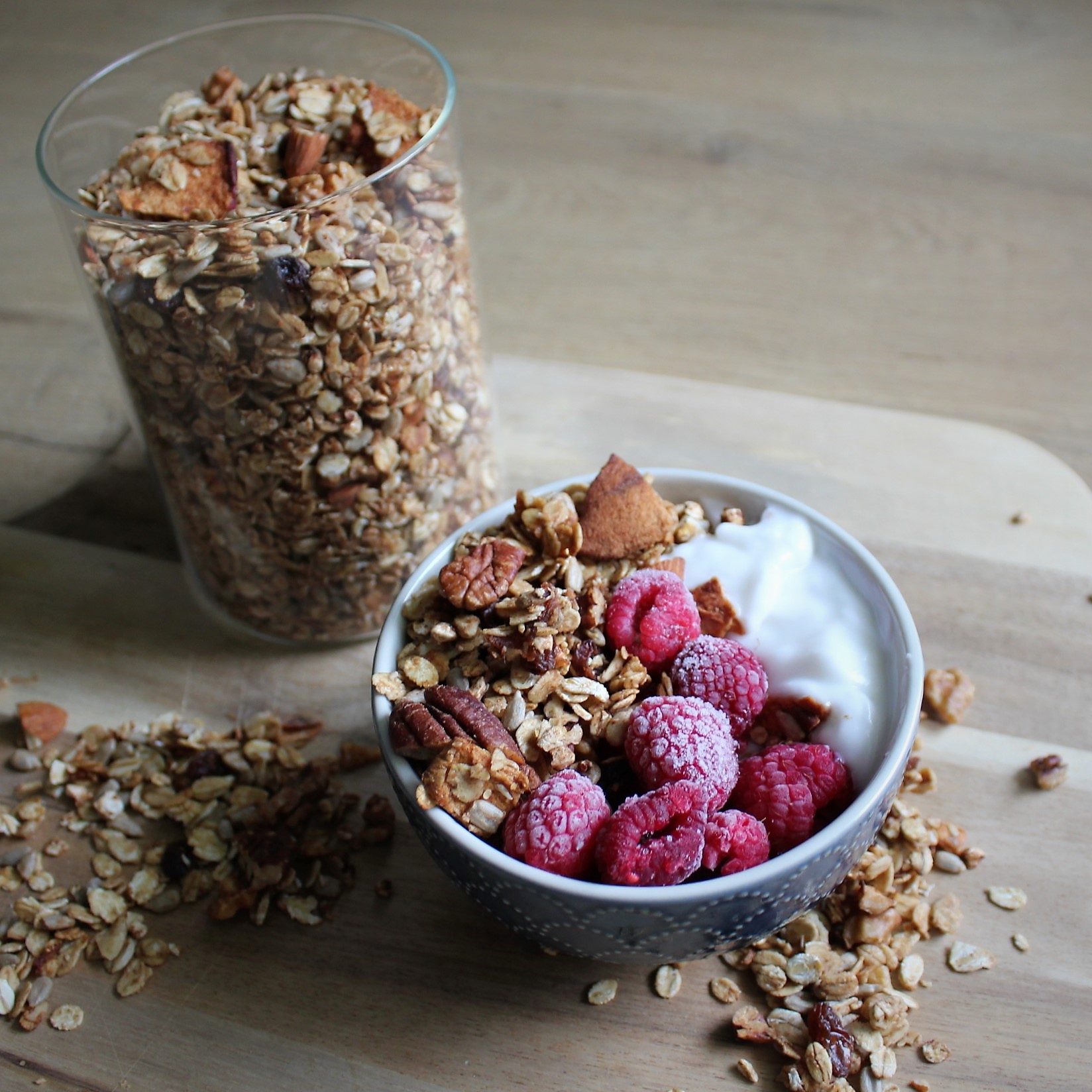 Granola z orzechami, rodzynkami i suszonymi jabłkami