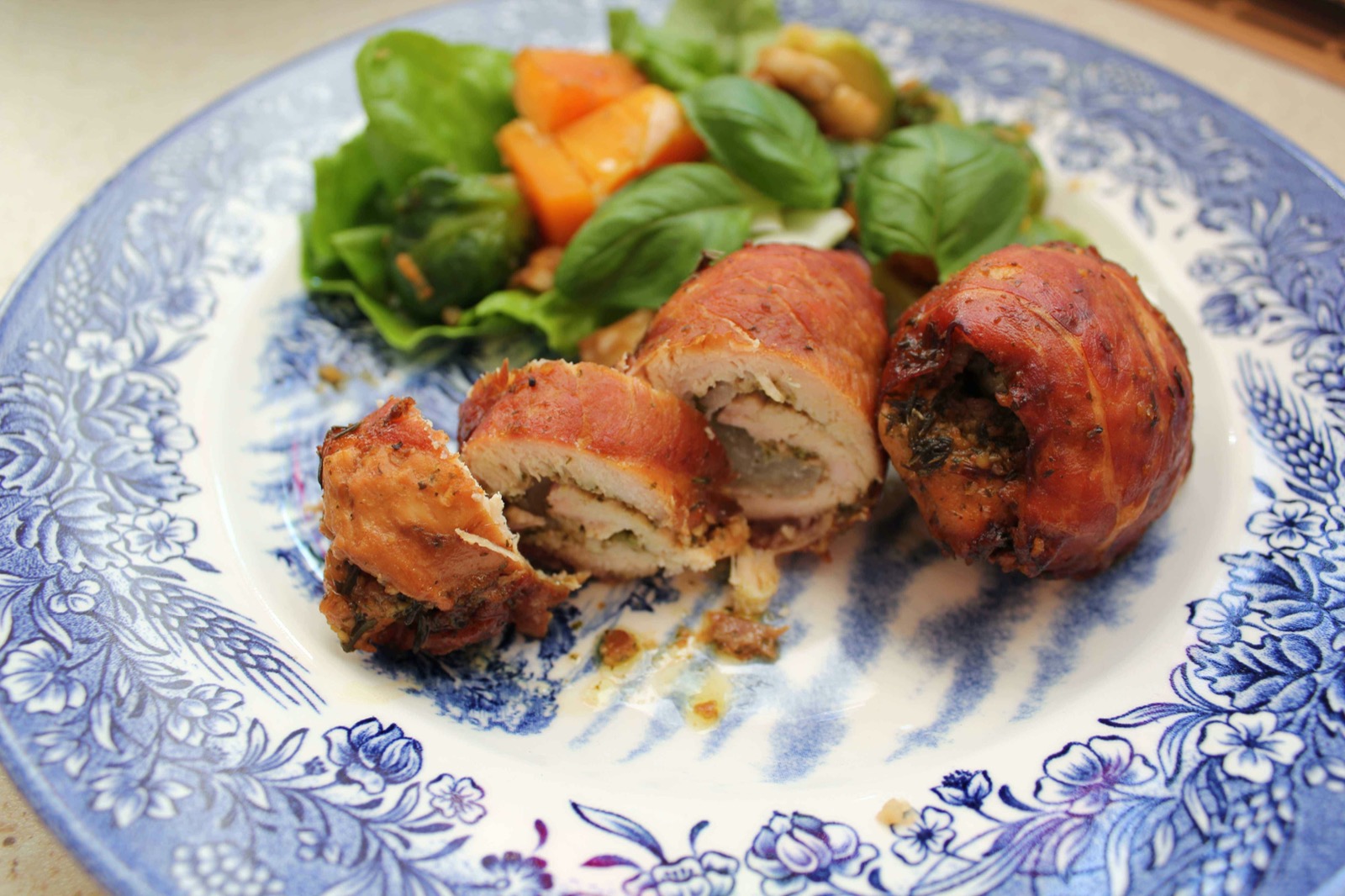 Roladki z kurczaka w szynce parmeńskiej z pesto