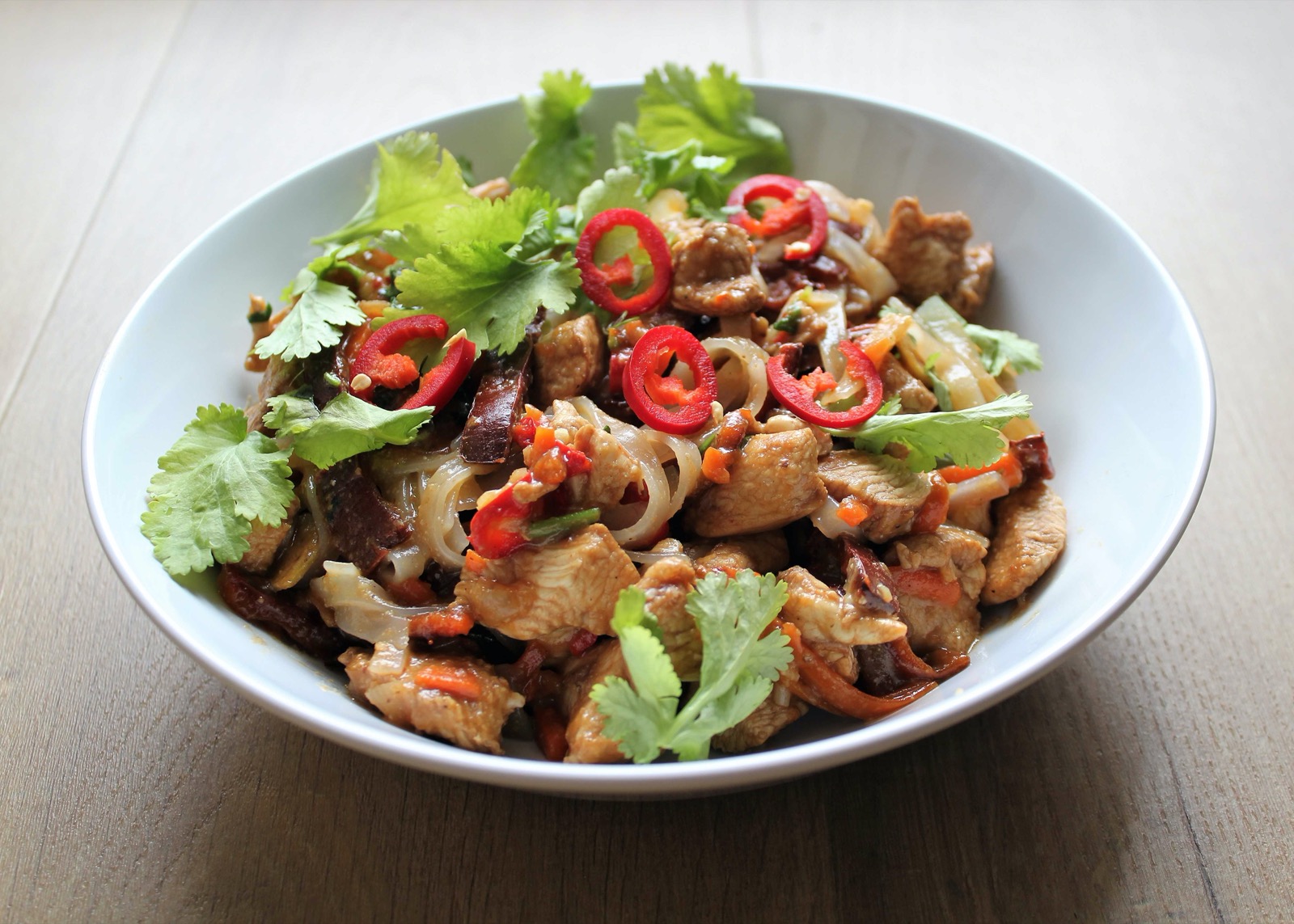 Kurczak chow mein z makaronem ryżowym