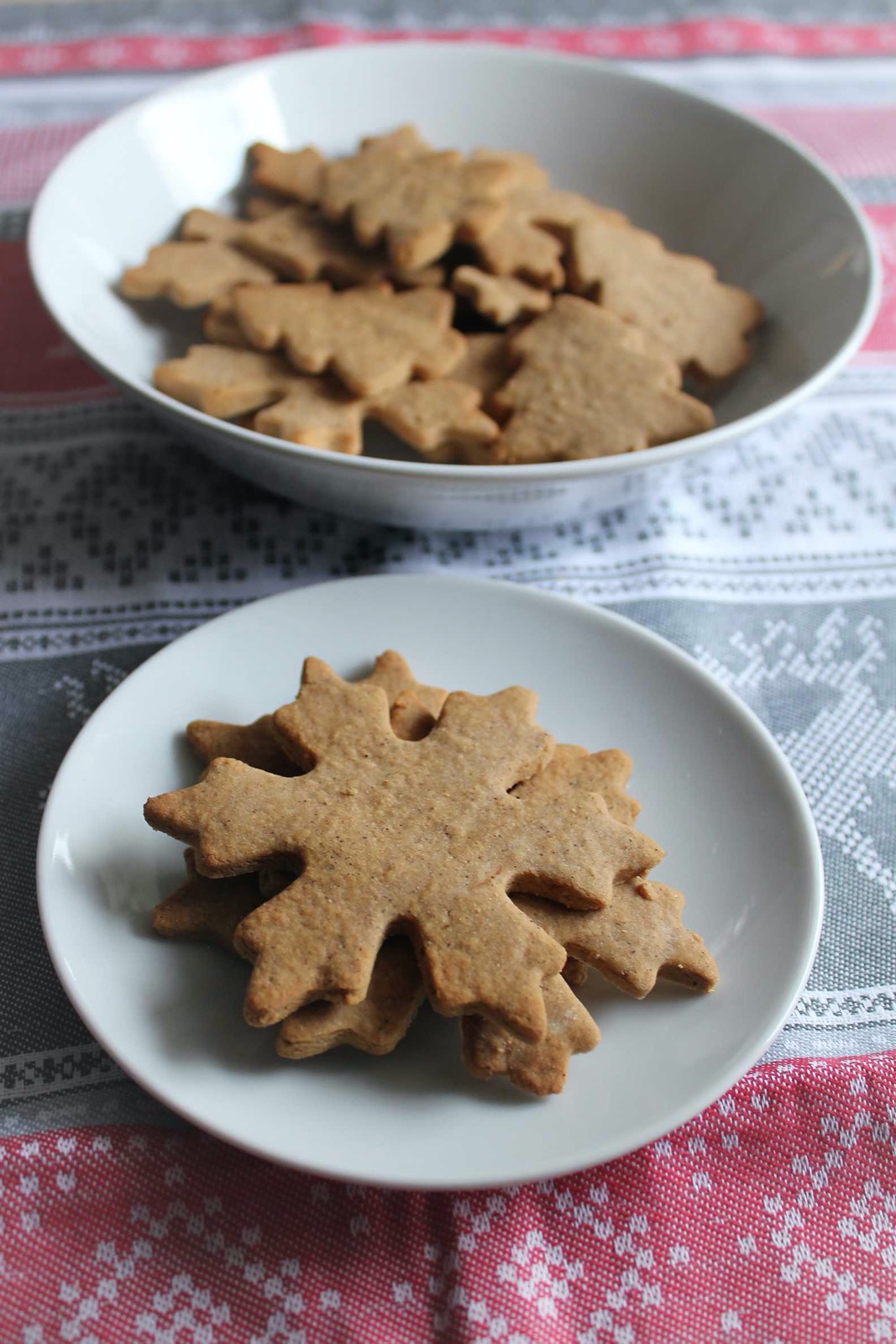 Kruche pierniczki w stylu szwedzkich pierników Pepparkakor (wegańskie, bezglutenowe)