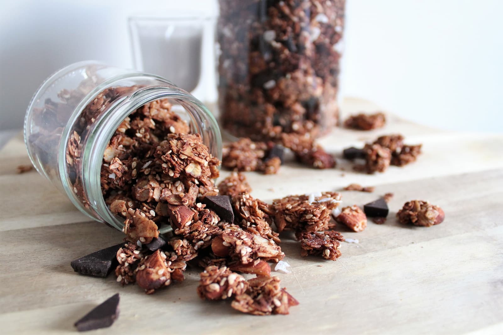 Granola z migdałami i gorzką czekoladą