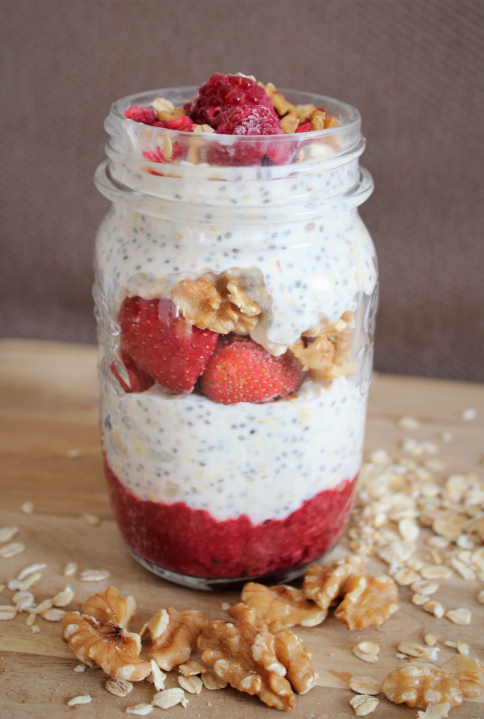 Nocna owsianka bez gotowania, z dżemem, malinami i orzechami (wersja bezmleczna).