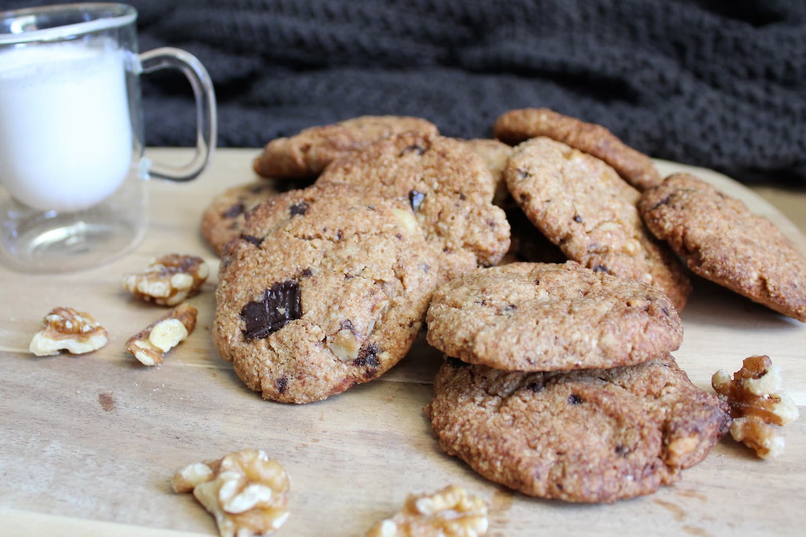 Ciastka owsiano-migdałowe z czekoladą i orzechami. Bezglutenowe, wegańskie*.